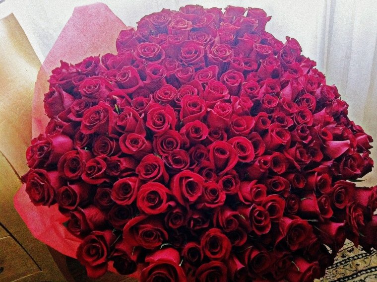 Букет розовых роз в машине