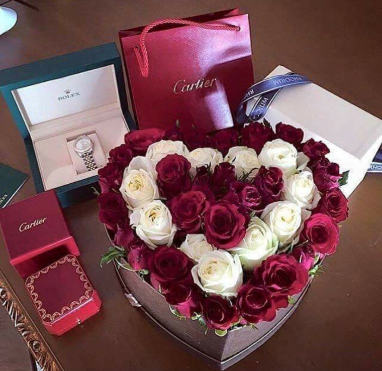 Красивые цветы в руках