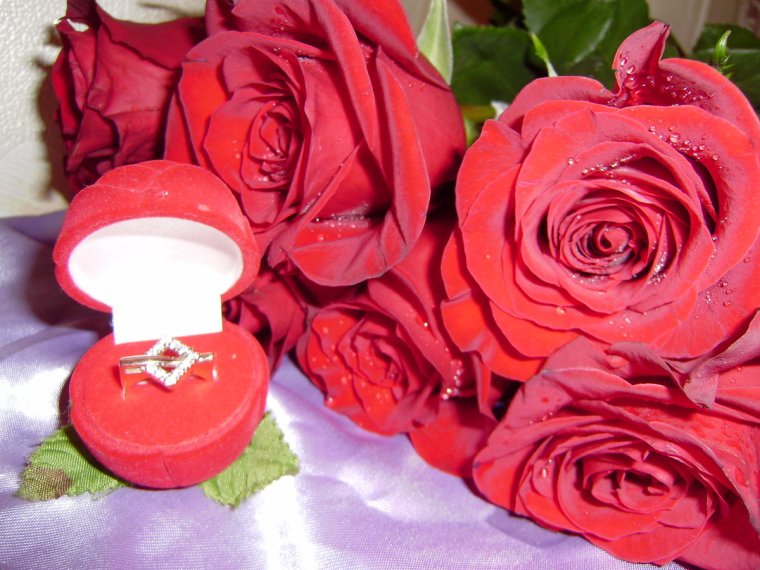 Большой букет цветов и кольцо