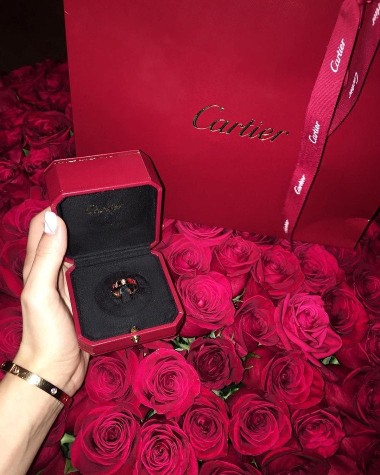 Розы в машине