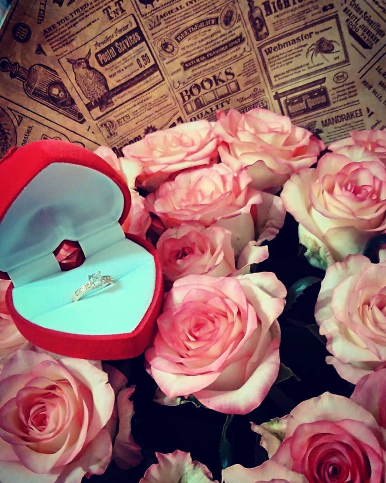 Букет цветов в руках у девушки дома