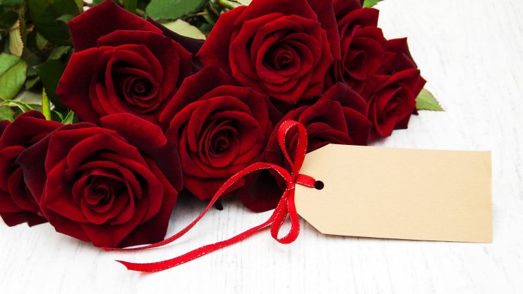 Красивые розы в корзине