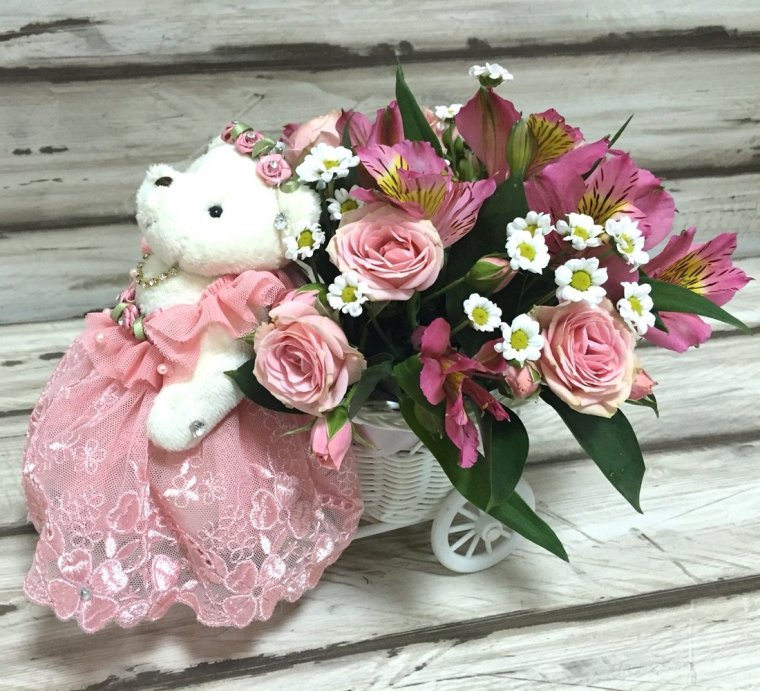 Девочка с букетом