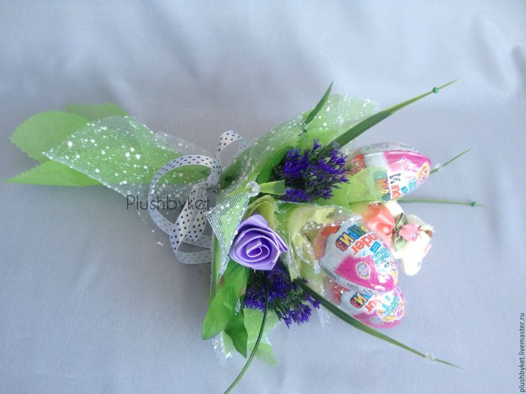 Девочка с букетом