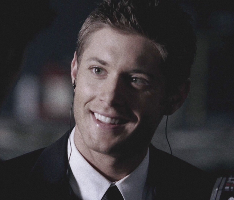 Дин Винчестер улыбается