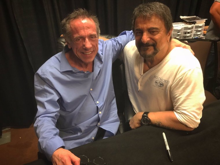 Сэм и Дин спят в машине