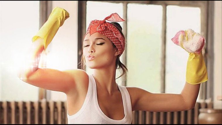 Девушка с тряпкой