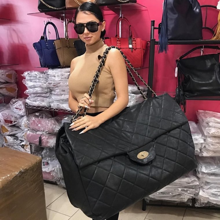 Девушка с огромной сумкой