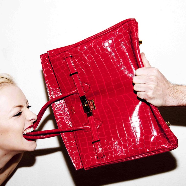 Девушка со смешной сумкой