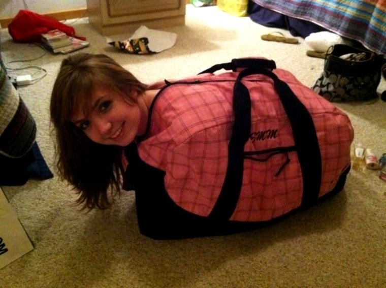 Связанная девушка в сумке