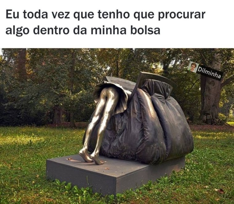 Памятник женской сумочке