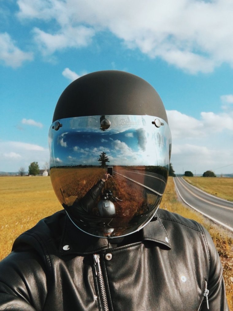 Байкер в шлеме