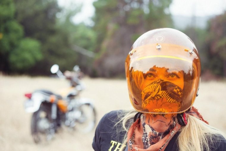 Девушка в шлеме