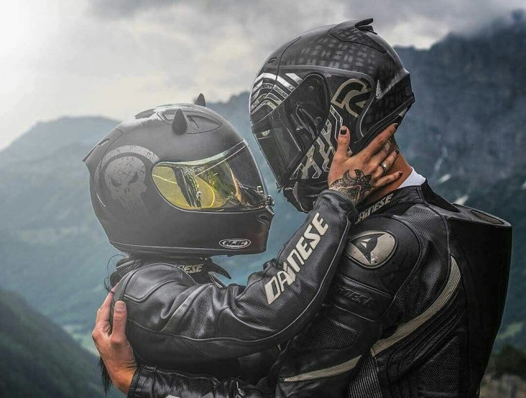 Пары в шлемах