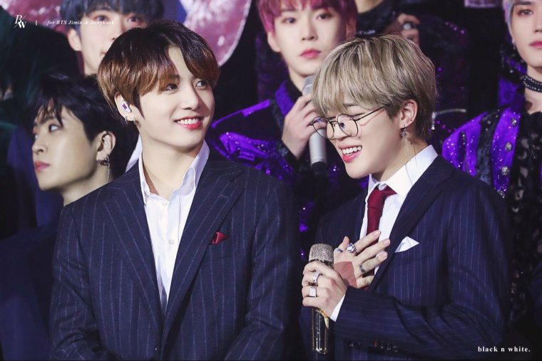 BTS Чонгук и Чимин обнимаются