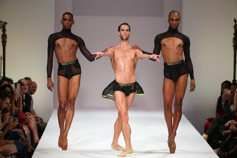 Странные костюмы на показе мод