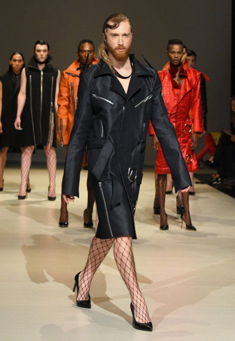 Модель в одеяле на подиуме