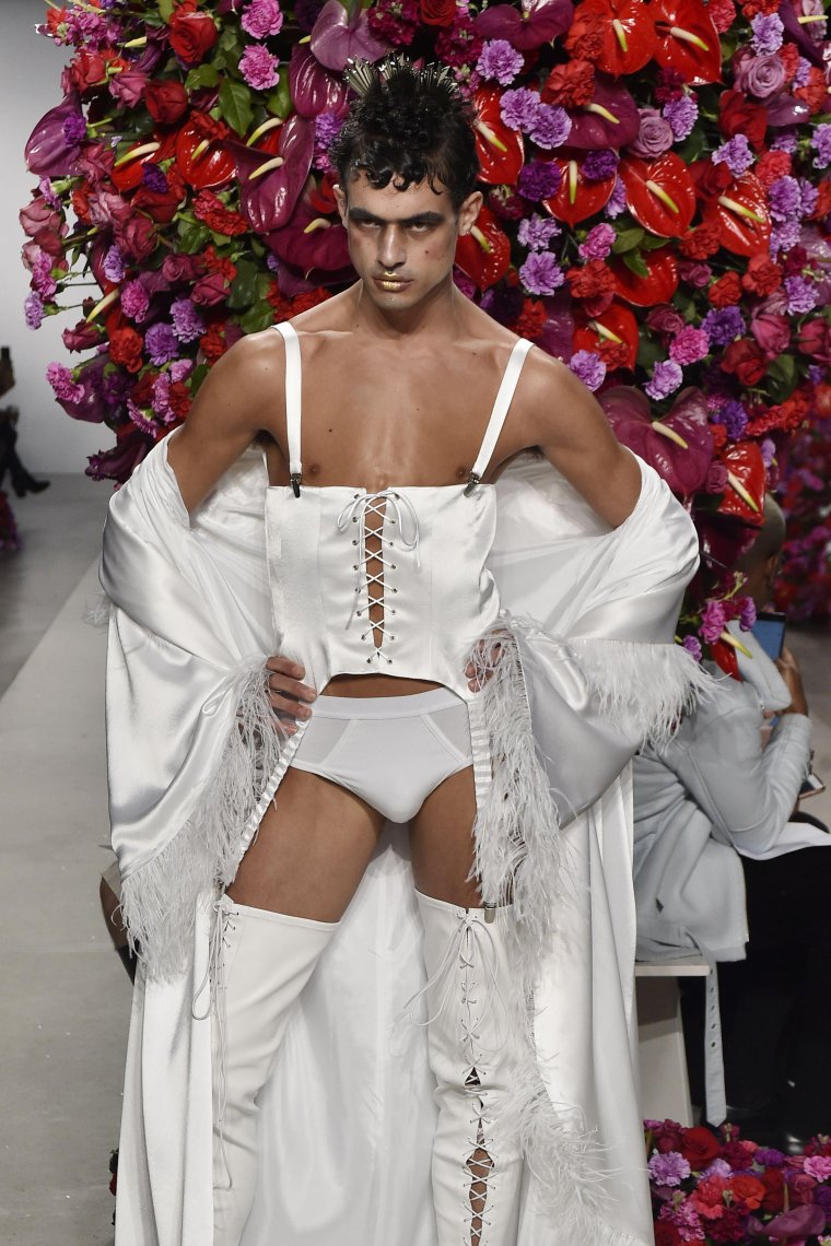 Человек в куче одежды