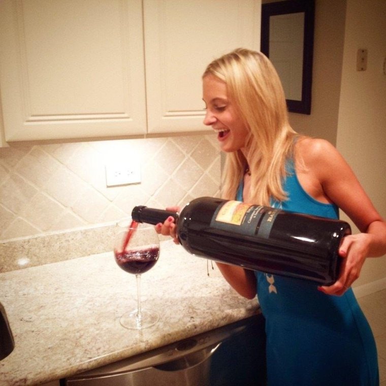 Девушка держит бутылку