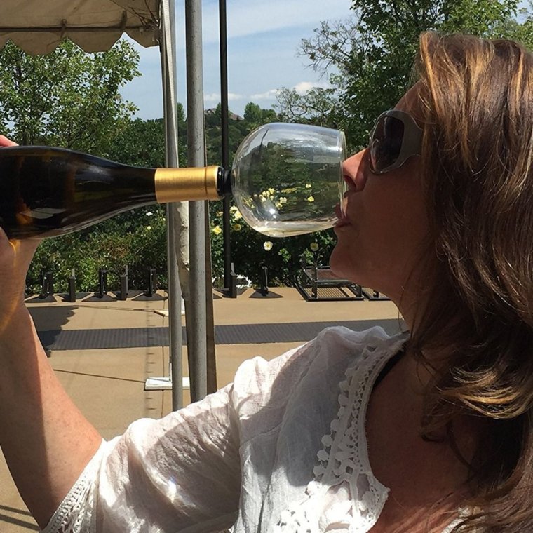 Женщина и большой бокал