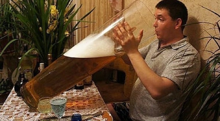 Женщина пьет вино Мем