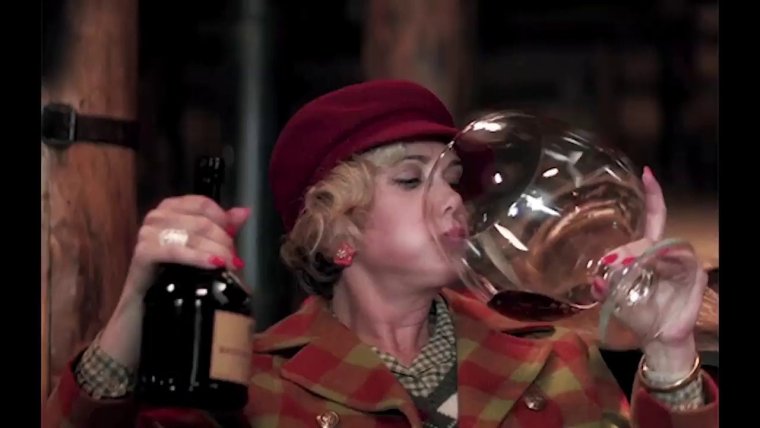 Подруги чокаются