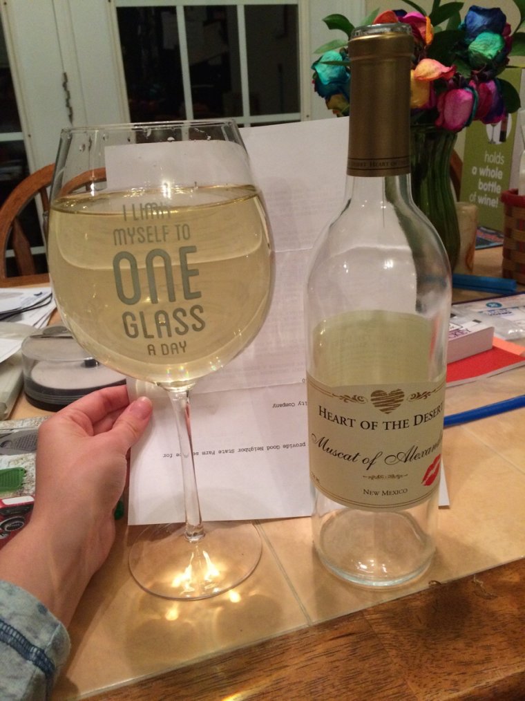 Девушка выпивает вино