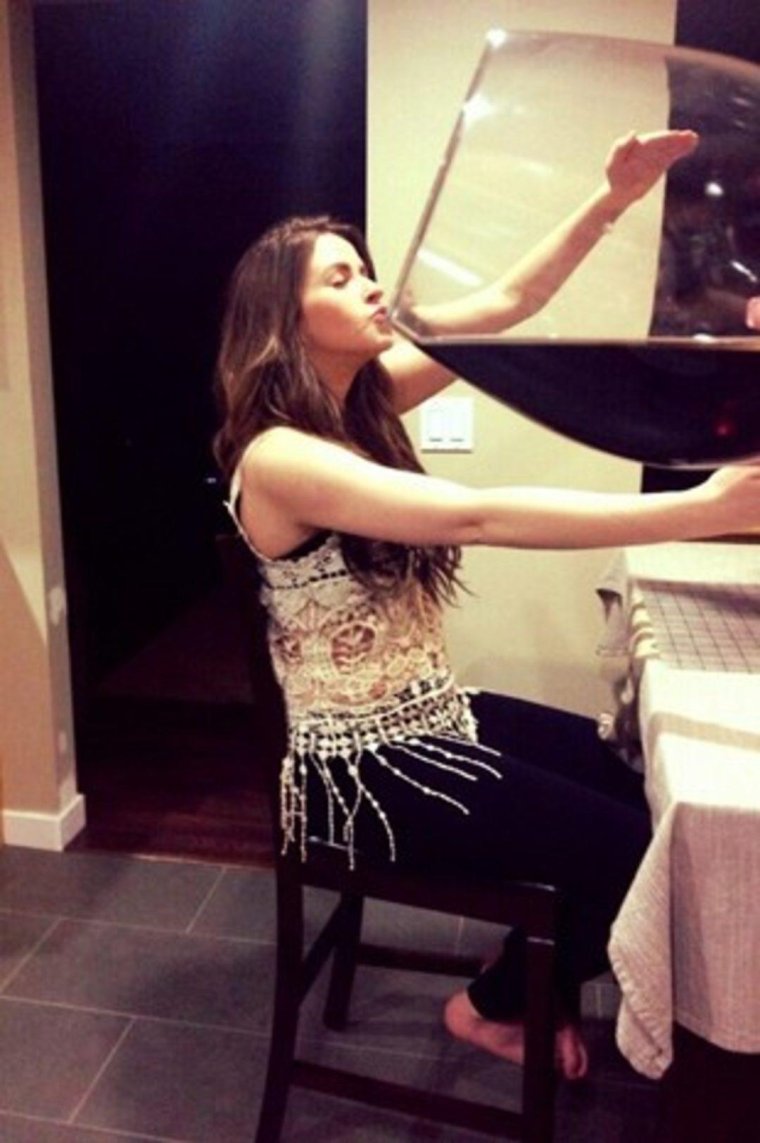 Девушка с большим бокалом