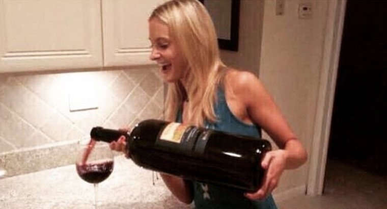 Девушка пьет