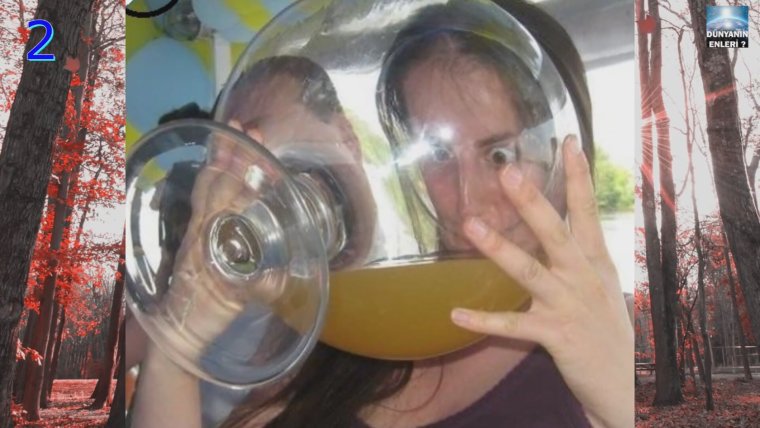 Женщина пьёт из большого бокала