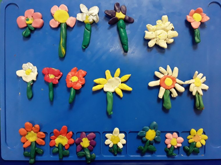 Декоративная аппликация на квадрате в средней группе