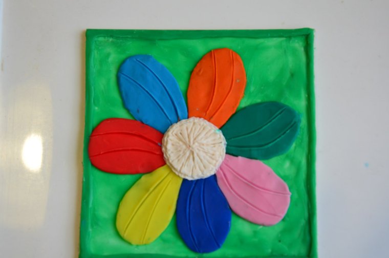 Цветы из пластилина на бумаге