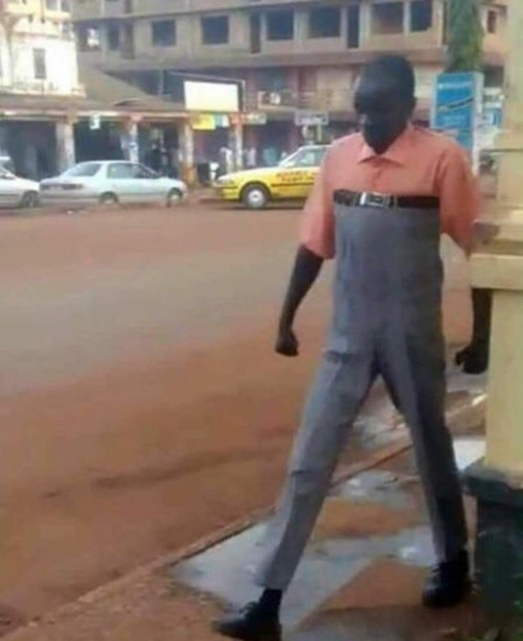 Негр с высокими штанами