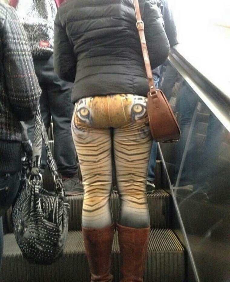 Смешная девушка в лосинах