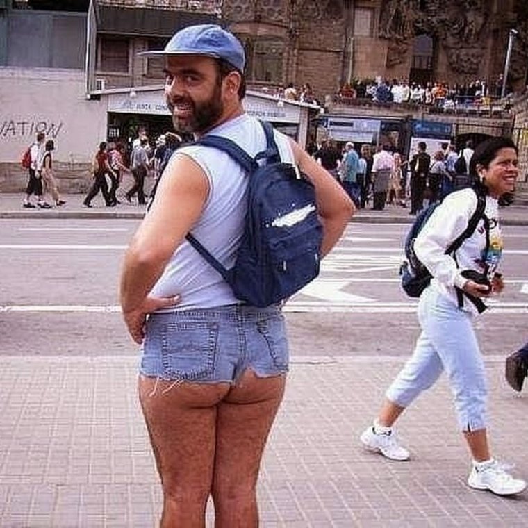 Толстяк в шортах