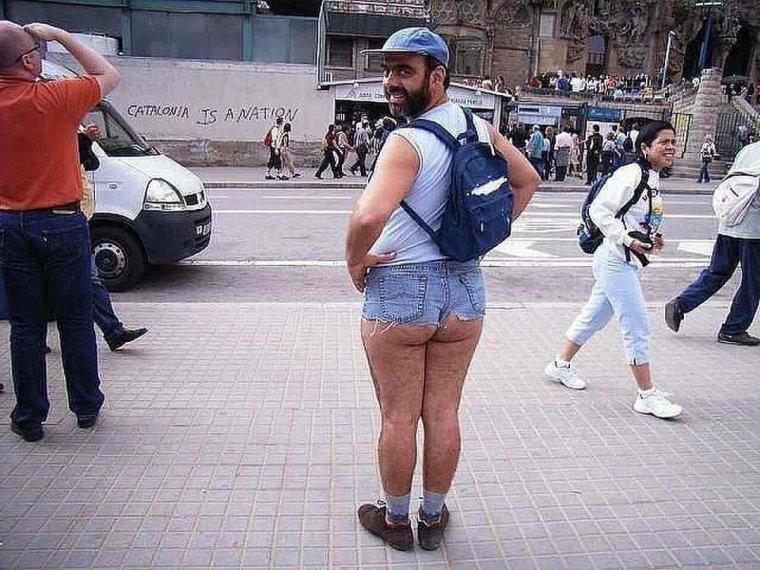 Толстые мужчины в шортах