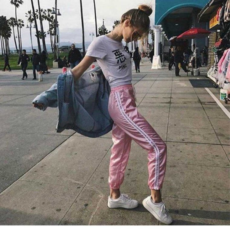 Девушка в спортивных брюках