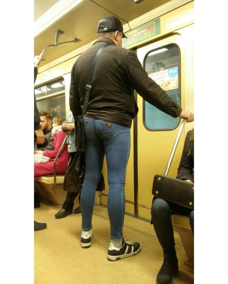 Парни в джинсах в метро