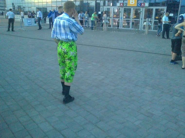 Смешно одетые люди