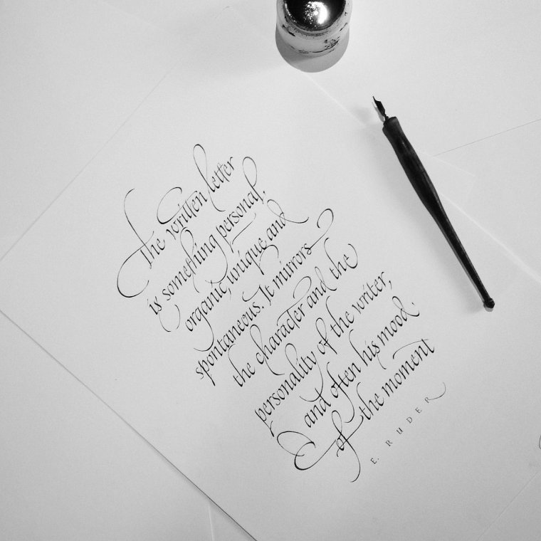 Каллиграфический почерк чернилами