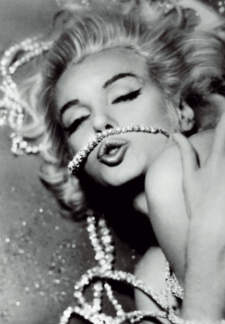 Монро над люком