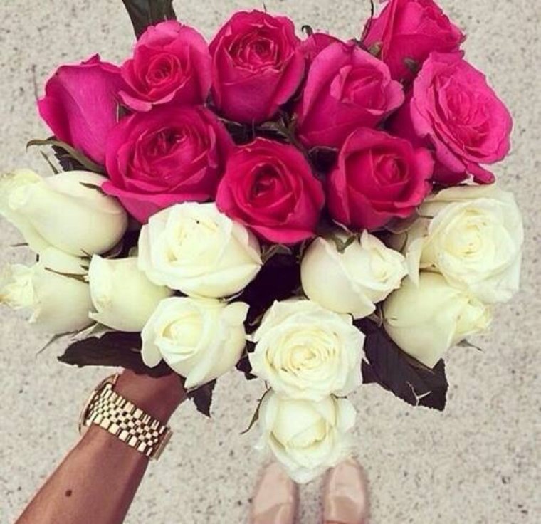 Букет роз в руках у девушки