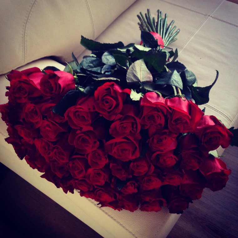 Большой букет роз на кровати
