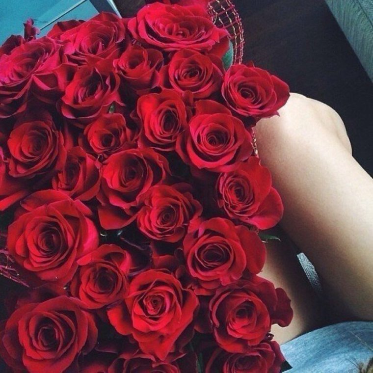 Букет в руках у девушки