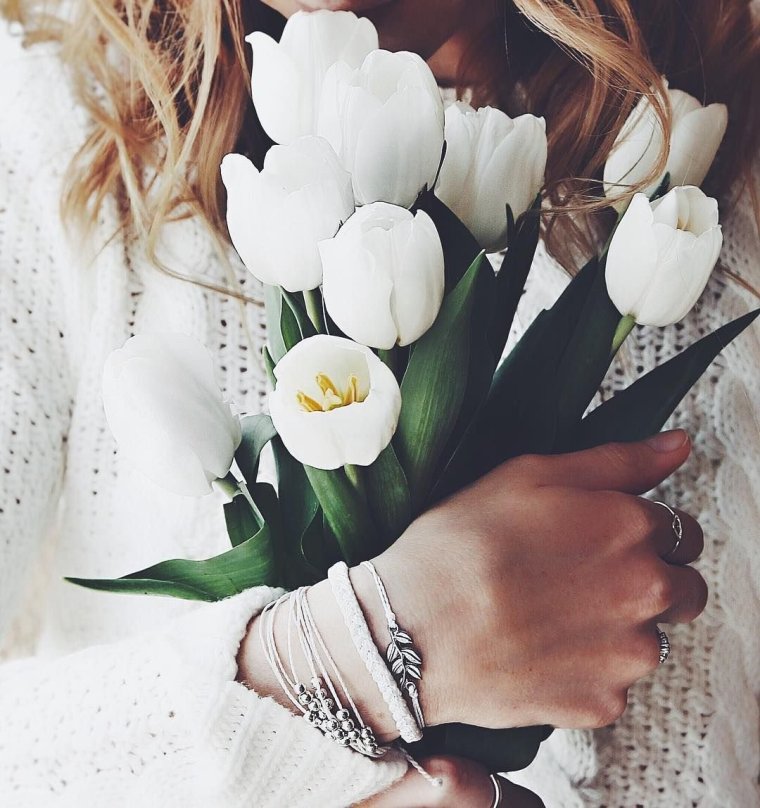 Девушка с белыми тюльпанами