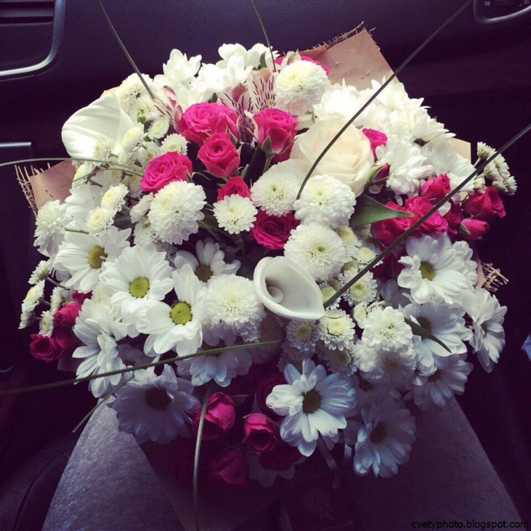 Букет на коленях у девушки