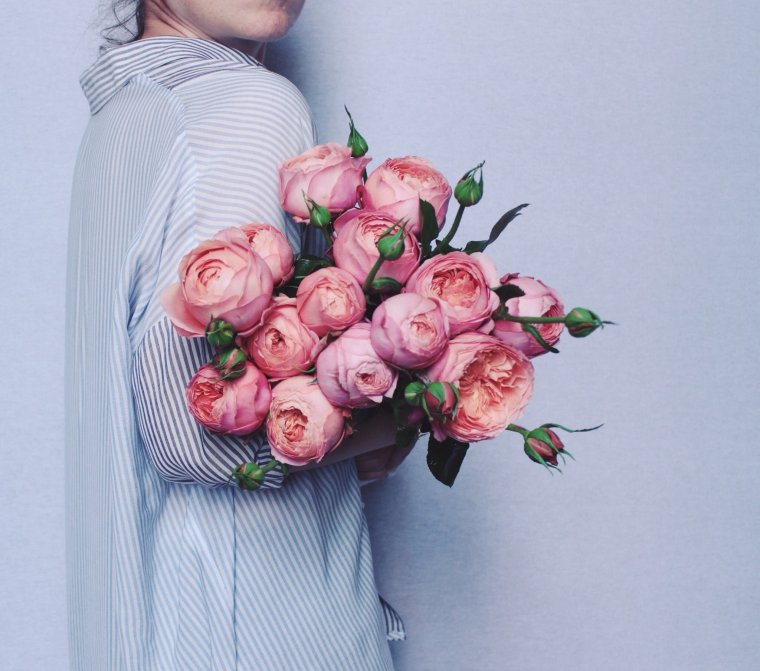Цветы в руках у девушки