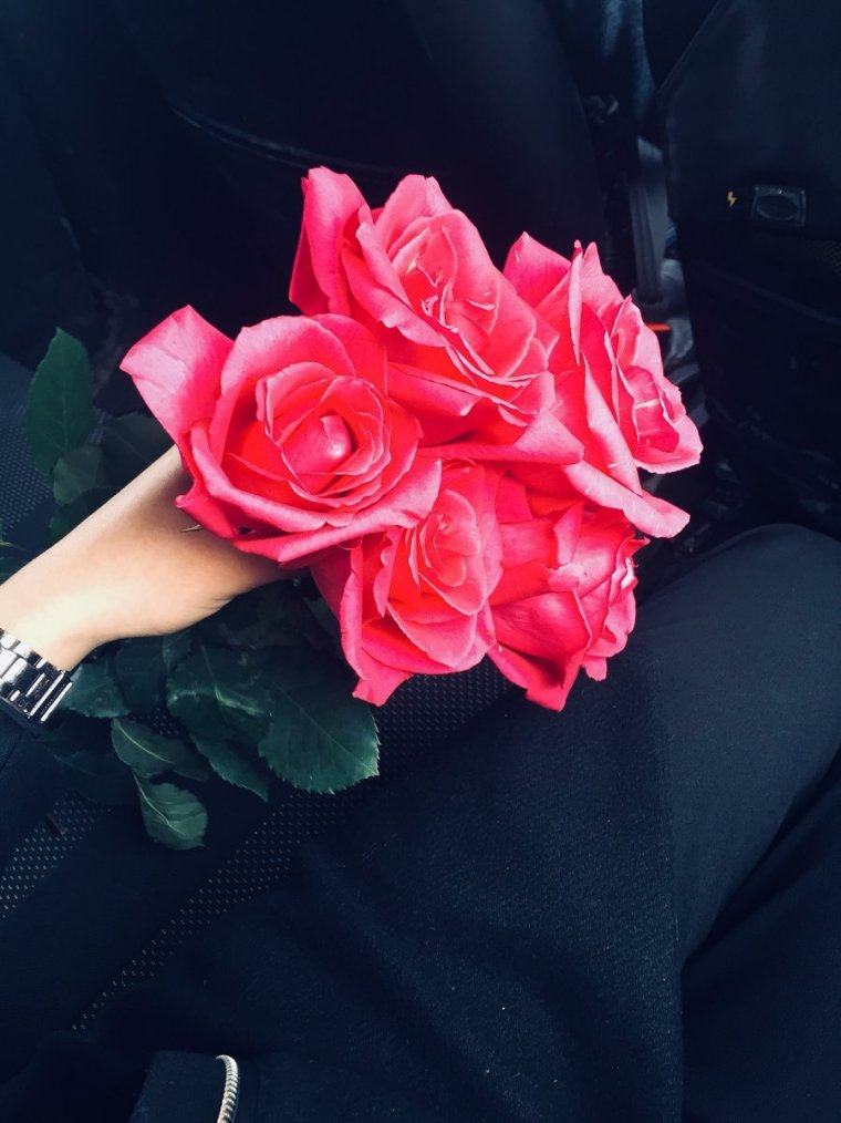 Букет в руках у девушки