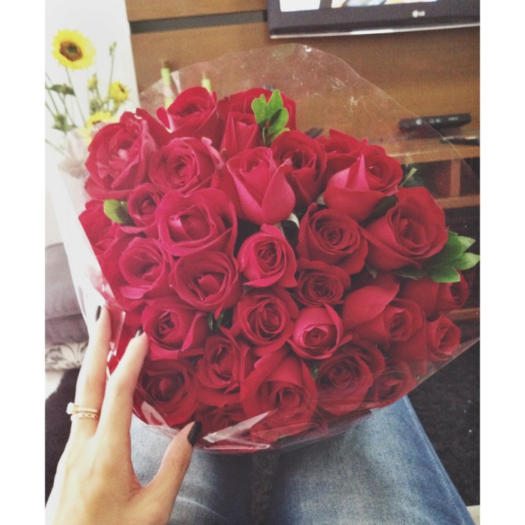 Цветы в руках у девушки реально