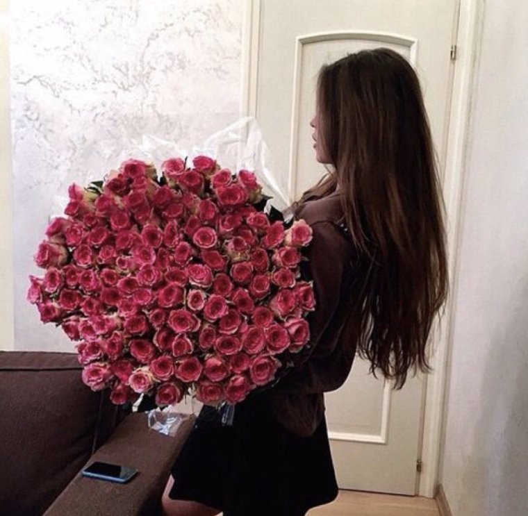 Русоволосая девушка с большим букетом роз